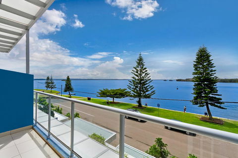 Lakeside Waterfront Apartment The Entrance - Accommodation Asia 33