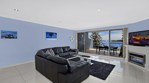 Lakeside Waterfront Apartment The Entrance - Accommodation Asia 6