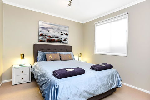 Ainslie Roberts Drive Retreat - Accommodation Asia 4