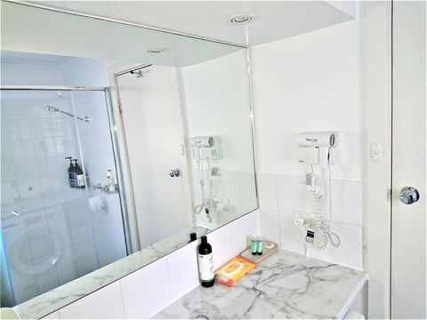 Hi 5 Glenelg Studio Apartment - Accommodation Asia 6