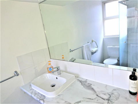 Hi 5 Glenelg Studio Apartment - Accommodation Asia 9