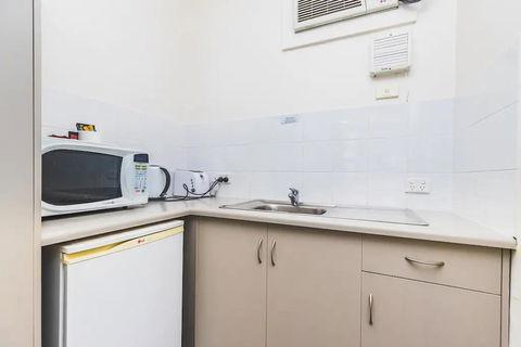 Hi 5 Glenelg Studio Apartment - Accommodation Asia 7