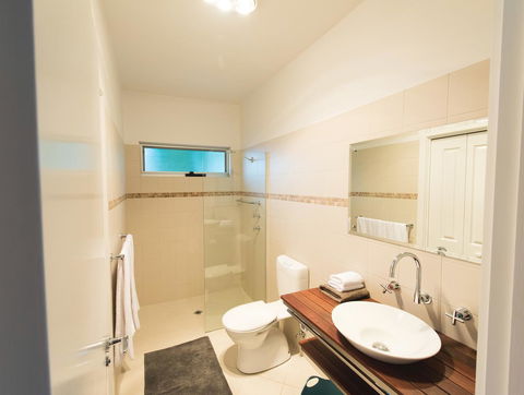 S T U D I O 22 Peaceful Retreat With Garden Views - Accommodation Asia 6