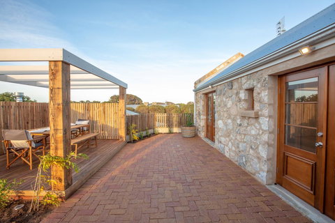 Lucy's Cottage - Accommodation Guide 23