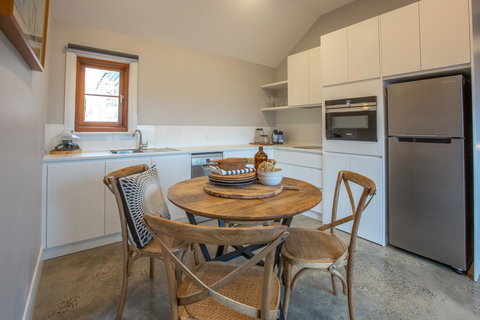 Lucy's Cottage - Accommodation Guide 10