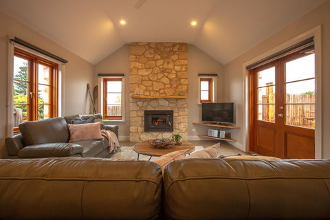 Lucy's Cottage - Accommodation Guide 0