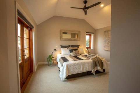 Lucy's Cottage - Accommodation Guide 2