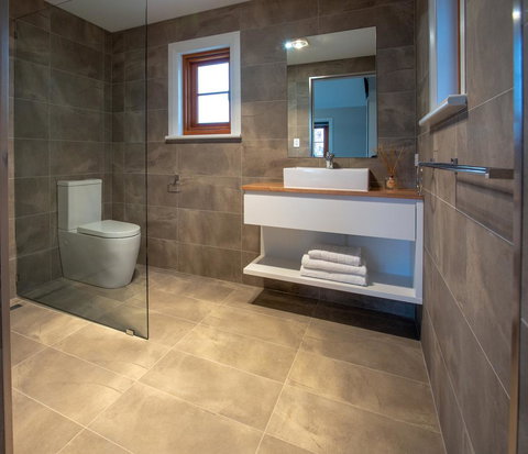 Lucy's Cottage - Accommodation Guide 4