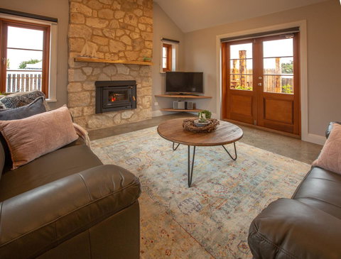 Lucy's Cottage - Accommodation Guide 7