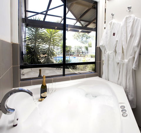 Majestic Oasis Apartments - Accommodation Asia 9