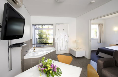 Majestic Oasis Apartments - Accommodation Asia 14