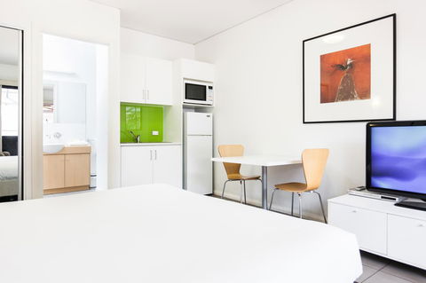 Majestic Oasis Apartments - Accommodation Asia 24