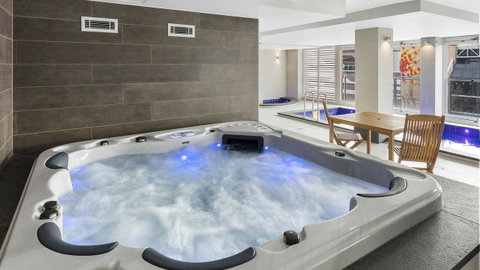Oaks Adelaide Embassy Suites - Accommodation Guide 2