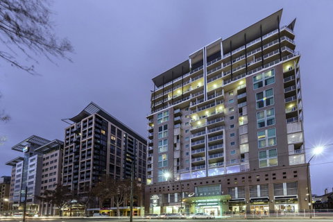 Oaks Adelaide Embassy Suites - Accommodation Guide 0