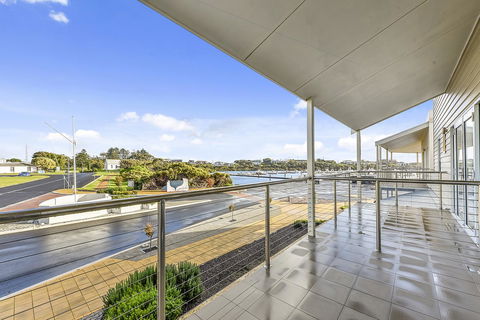 Aloha Waterfront Properties - Accommodation Guide 23