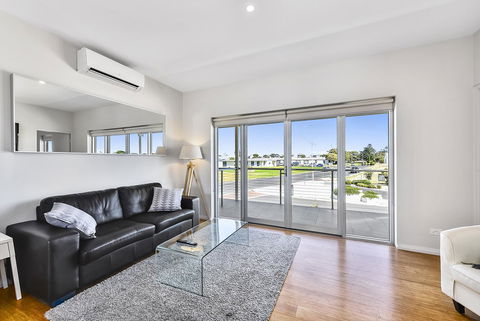 Aloha Waterfront Properties - Accommodation Guide 26
