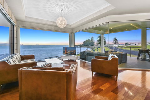 Aloha Waterfront Properties - Accommodation Guide 4