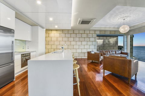 Aloha Waterfront Properties - Accommodation Guide 22