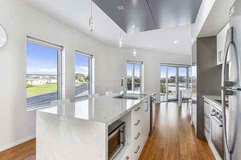 Aloha Waterfront Properties - Accommodation Guide 15