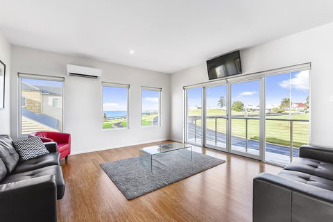 Aloha Waterfront Properties - Accommodation Guide 30