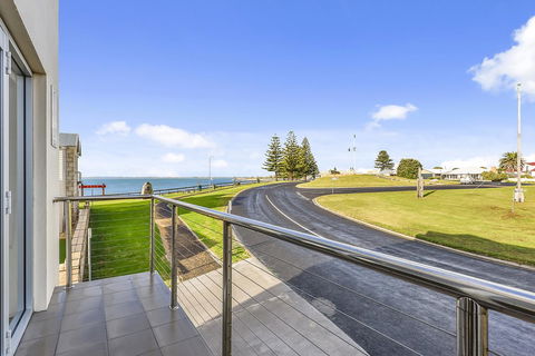Aloha Waterfront Properties - Accommodation Guide 14