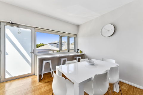 Aloha Waterfront Properties - Accommodation Guide 24