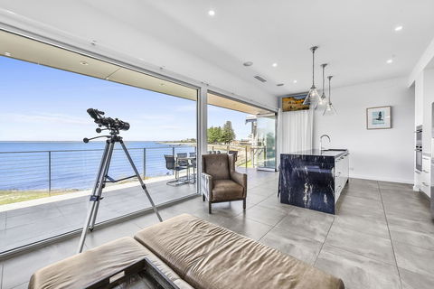 Aloha Waterfront Properties - Accommodation Guide 8