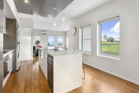 Aloha Waterfront Properties - Accommodation Guide 6