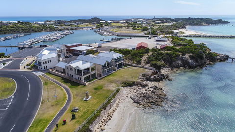 Aloha Waterfront Properties - Accommodation Guide 0