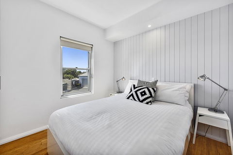 Aloha Waterfront Properties - Accommodation Guide 19