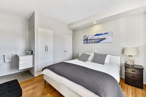 Aloha Waterfront Properties - Accommodation Guide 21
