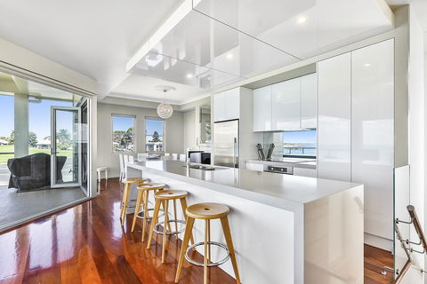 Aloha Waterfront Properties - Accommodation Guide 7