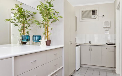 Glenelg Oasis Studios - Accommodation Guide 7