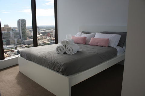 Modern CBD Apartment With Panoramic View - Accommodation Asia 2