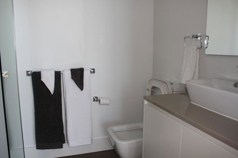 Modern CBD Apartment With Panoramic View - Accommodation Asia 11