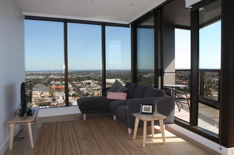 Modern CBD Apartment With Panoramic View - Accommodation Asia 10