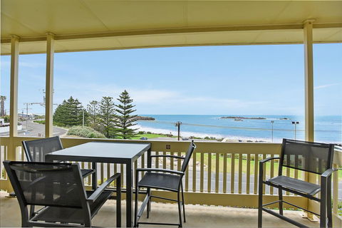 The Dolphins Beachfront Apartments - Accommodation Asia 9