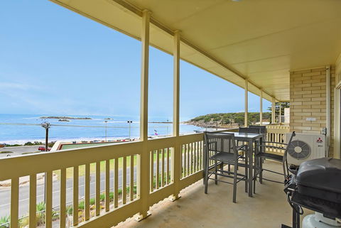 The Dolphins Beachfront Apartments - Accommodation Asia 10