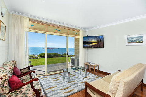 The Dolphins Beachfront Apartments - Accommodation Asia 7
