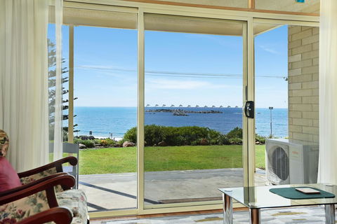 The Dolphins Beachfront Apartments - Accommodation Asia 6