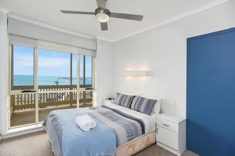 The Dolphins Beachfront Apartments - Accommodation Asia 14