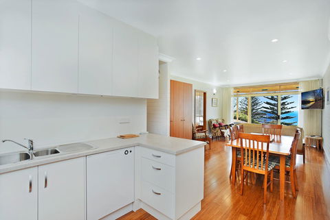 The Dolphins Beachfront Apartments - Accommodation Asia 4