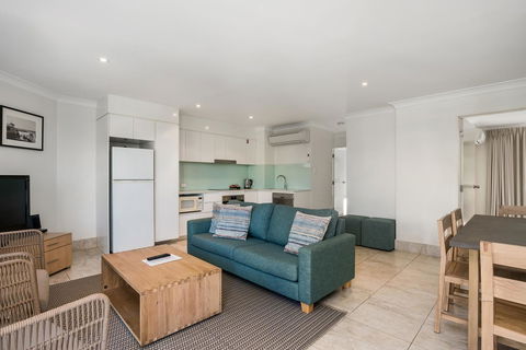 Bayview Beachfront Apartments, In Town Right On The Beach - Accommodation Guide 41