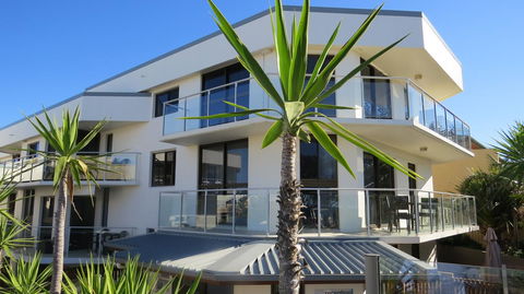 Bayview Beachfront Apartments, In Town Right On The Beach - Accommodation Guide 14