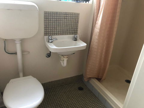 Kingscote Central - Accommodation Guide 8