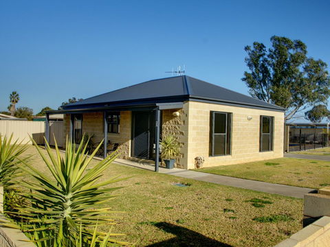 DBJ Holiday Units - Accommodation Asia 0