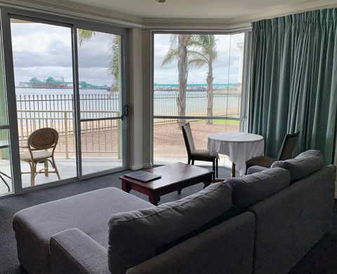 Hilton Beachfront Motel - Accommodation Asia 15