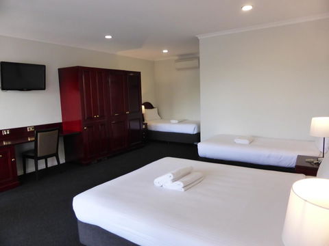 Hilton Beachfront Motel - Accommodation Asia 35