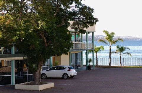Hilton Beachfront Motel - Accommodation Asia 42