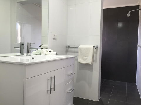 Hilton Beachfront Motel - Accommodation Asia 37